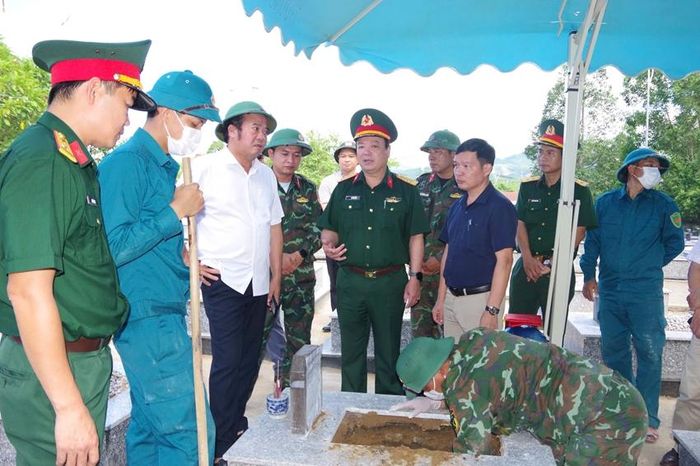 Lãnh đạo thành phố kiểm tra công tác lấy mẫu tại Nghĩa trang Liệt sĩ Bình Thành