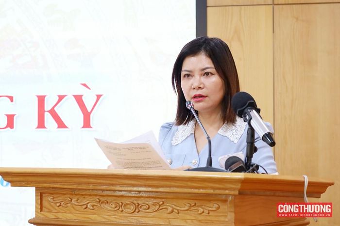 Phó Cục trưởng Cục Quản lý và Phát triển thị trường trong nước Nguyễn Thúy Hiền khẳng định, Bộ Công Thương luôn quán triệt và đẩy mạnh tuyên truyền, phổ biến pháp luật về tác hại của buôn lậu, đồng thời thực hiện nghiêm tinh thần không có vùng cấm trong đấu tranh phòng, chống buôn lậu