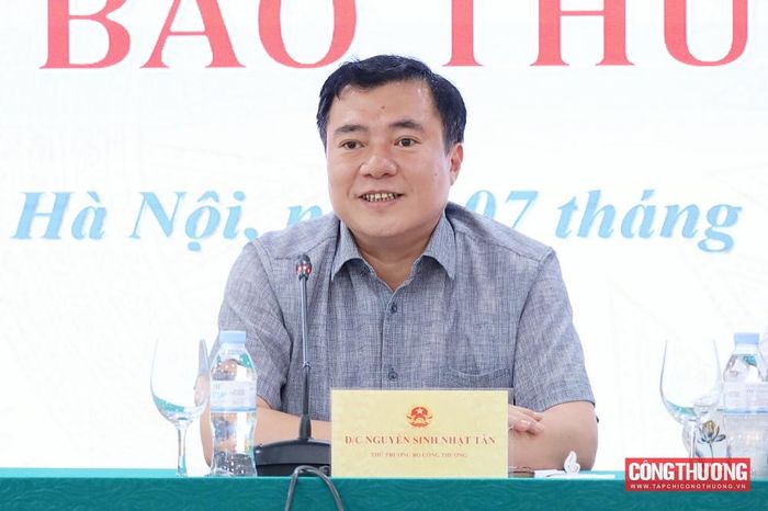 Thứ trưởng Nguyễn Sinh Nhật Tân cho biết, việc sắp xếp cơ sở nhà, đất của Bộ Công Thương được thực hiện từ khi hợp nhất Bộ năm 2008; qua rà soát, số lượng cơ sở dôi dư không nhiều và mục tiêu là sử dụng hiệu quả tài sản công, tránh lãng phí