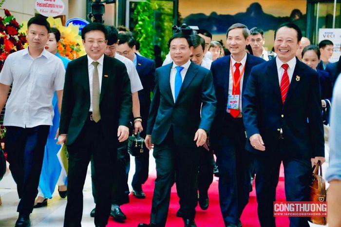Phó Thủ tướng Chính phủ Nguyễn Văn Thắng đến tham dự Diễn đàn.