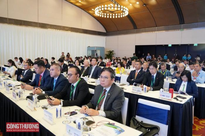 Diễn đàn có sự tham gia của các lãnh đạo các ban, bộ, ngành Trung ương, địa phương; đại diện các tổ chức quốc tế, cơ quan ngoại giao, hiệp hội doanh nghiệp, các định chế tài chính, các tổ chức xã hội, cơ quan truyền thông, cùng đông đảo doanh nghiệp trong và ngoài nước.