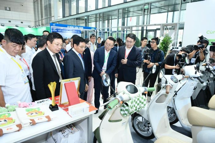 Phó Thủ tướng Nguyễn Văn Thắng và các đại biểu tham quan các gian hàng được trưng bày trong khuôn khổ Diễn đàn.