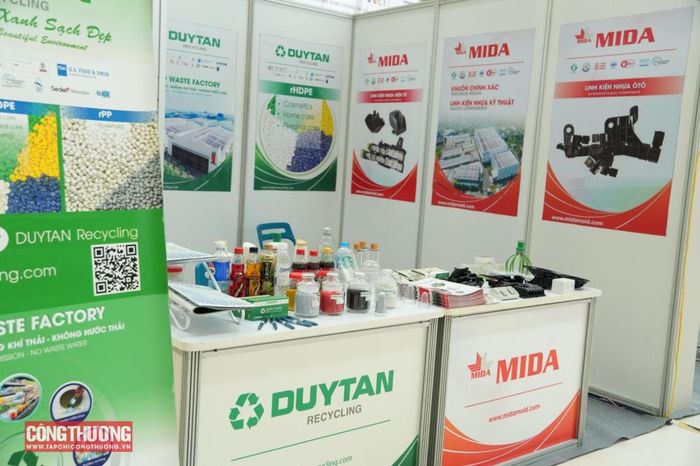 Các gian hàng từ các địa phương, doanh nghiệp nhằm giới thiệu trực quan các mô hình, dự án, công nghệ sản phẩm, dịch vụ và sáng kiến xanh tiêu biểu.