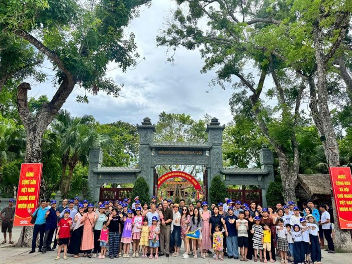 Đoàn chụp ảnh lưu niệm tại Khu di tích Kim Liên – quê hương Chủ tịch Hồ Chí Minh.