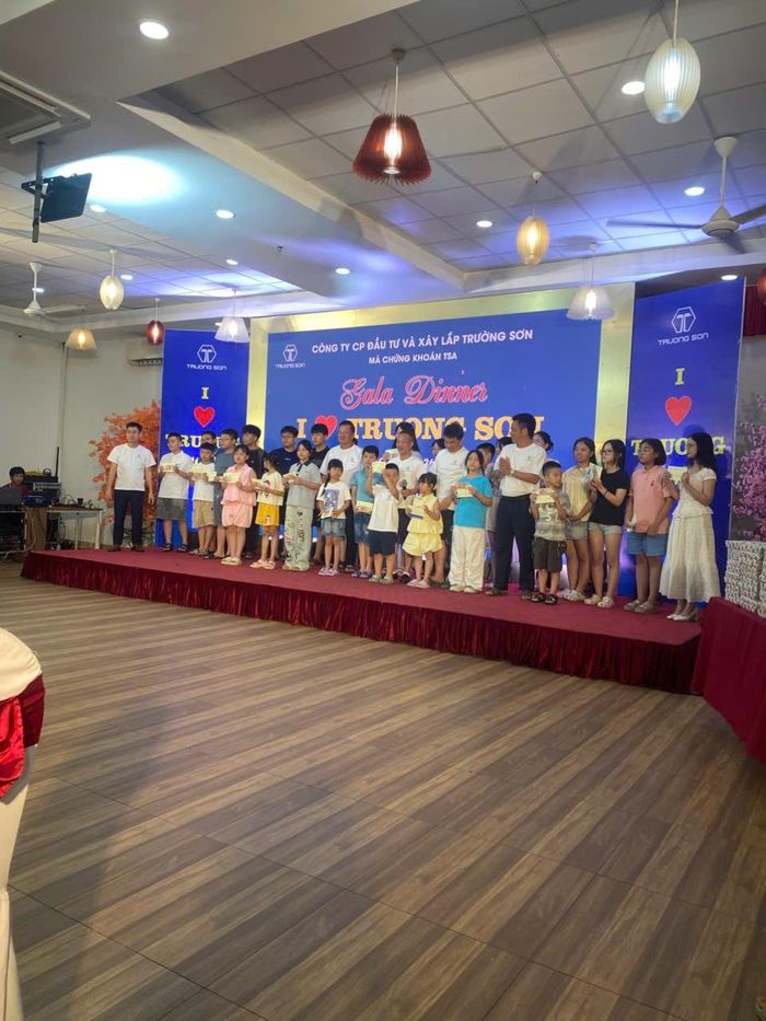 Ban lãnh đạo trao quà cho các cháu con em CBCNV đạt thành tích học tập xuất sắc.