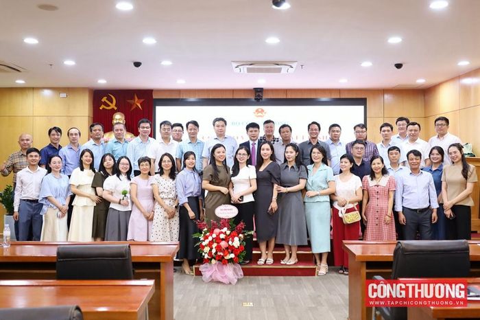 Tập thể cán bộ, công chức, người lao động Cục Công nghiệp chúc mừng đồng chí Đỗ Nam Bình