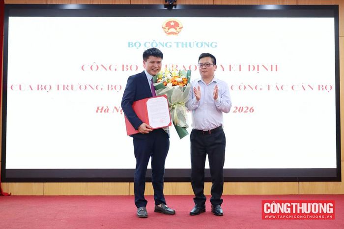 Thứ trưởng Bộ Công Thương Trương Thanh Hoài trao Quyết định bổ nhiệm chức vụ Phó Cục trưởng Cục Công nghiệp cho đồng chí Đỗ Nam Bình