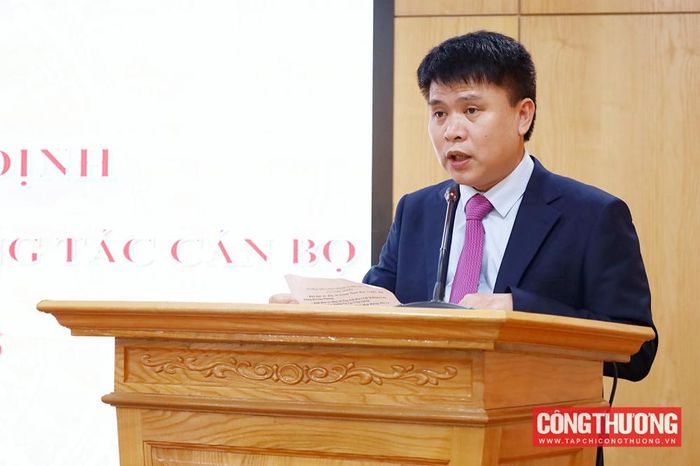 Phát biểu nhận nhiệm vụ, Tân Phó Cục trưởng Cục Công nghiệp Đỗ Nam Bình trân trọng tiếp thu các ý kiến chỉ đạo của Thứ trưởng, đồng thời cam kết sẽ nỗ lực hoàn thành tốt mọi trọng trách được giao