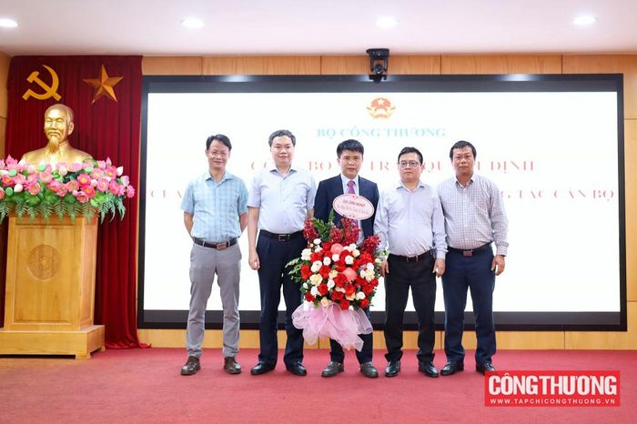 Thứ trưởng Bộ Công Thương Trương Thanh Hoài chúc mừng Tân Phó Cục trưởng Cục Công nghiệp Đỗ Nam Bình