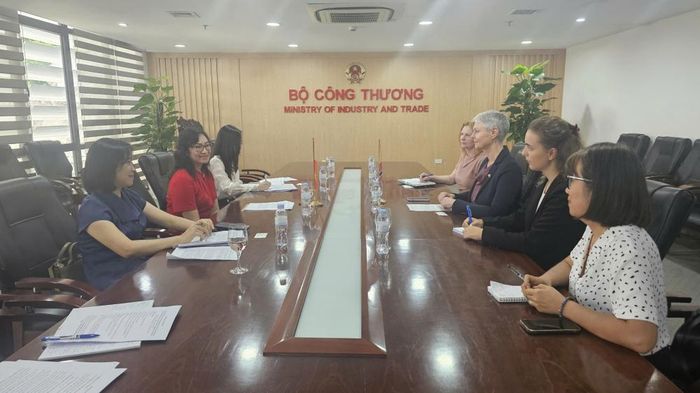 Thứ trưởng Phan Thị Thắng và Đại sứ Na Uy Hilde Solbakken cùng đoàn công tác hai bên trao đổi về hợp tác thương mại, công nghiệp và năng lượng.