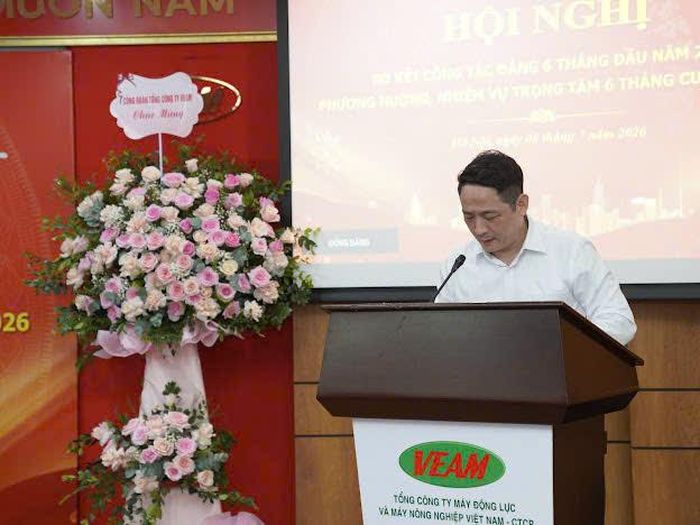 Đồng chí Nguyễn Hoàng Giang, Phó Bí thư Đảng ủy, Tổng Giám đốc VEAM trình bày báo cáo sơ kết công tác Đảng 6 tháng đầu năm 2026.