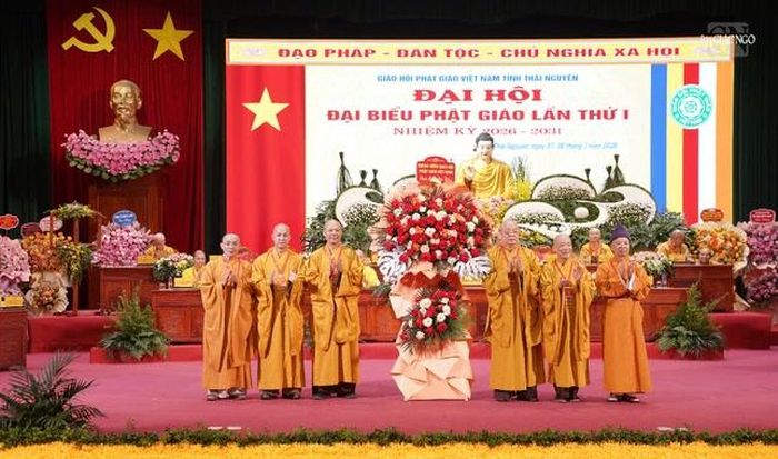 Lãnh đạo Trung ương GHPGVN tặng hoa chúc mừng đại hội