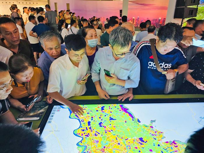 Người dân kỳ vọng Quy hoạch tổng thể Thủ đô Hà Nội tầm nhìn 100 năm sớm được cụ thể hóa bằng các quy hoạch cấp dưới. Ảnh: Mai Thu.