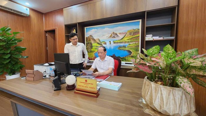 Ông Phùng Đắc Chiến, Chủ tịch UBND xã Vĩnh Thành chỉ đạo cán bộ chuyên môn các nhiệm vụ trọng tâm của xã.