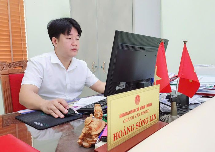 Ông Hoàng Sông Lin, Chánh Văn phòng xã Vĩnh Thành luôn thực hiện tốt nhiệm vụ lãnh đạo giao sau khi sáp nhập.