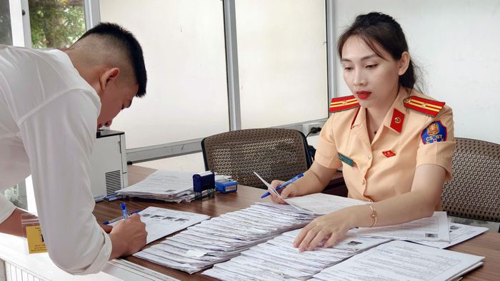 Sau khoảng 2 giờ từ khi thi đạt, học viên được cấp bằng lái xe trên VNeID.