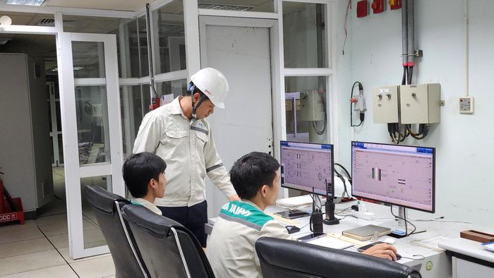 Nhân viên theo dõi các thông số của dây chuyền tại phòng điều khiển Nhà máy Nhiên liệu sinh học Dung Quất (Ảnh: Lê Đức).