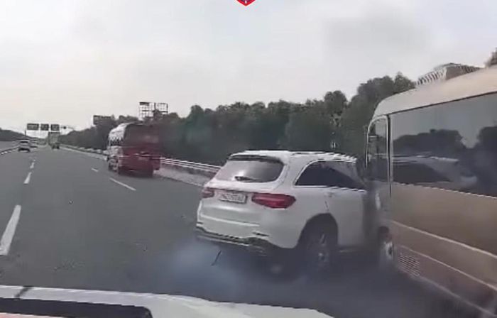 Hình ảnh vụ va chạm liên hoàn 3 xe trên cao tốc Hà Nội - Hải Phòng.