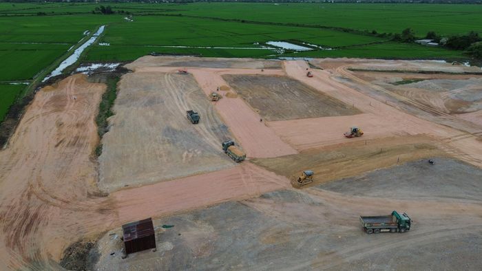 Tại dự án khu tái định cư đường Tố Hữu nối dài đi sân bay Phú Bài có diện tích 7,50ha, có tổng mức đầu tư 120 tỷ đồng, trong đó chi phí xây dựng hơn 82 tỷ đồng. Dự án đã được UBND TP Huế phê duyệt đầu tư dự án từ tháng 3/2025, nhưng đến nay mới triển khai phần san lấp mặt bằng...