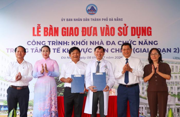 Đại diện Trung tâm Y tế khu vực Liên Chiểu và Ban Quản lý dự án đầu tư xây dựng các công trình dân dụng, công nghiệp và hạ tầng kỹ thuật Đà Nẵng ký kết biên bản bàn giao, đưa vào sử dụng.