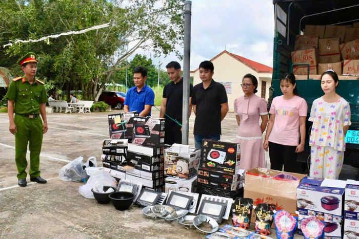 Các bị can cùng tang vật