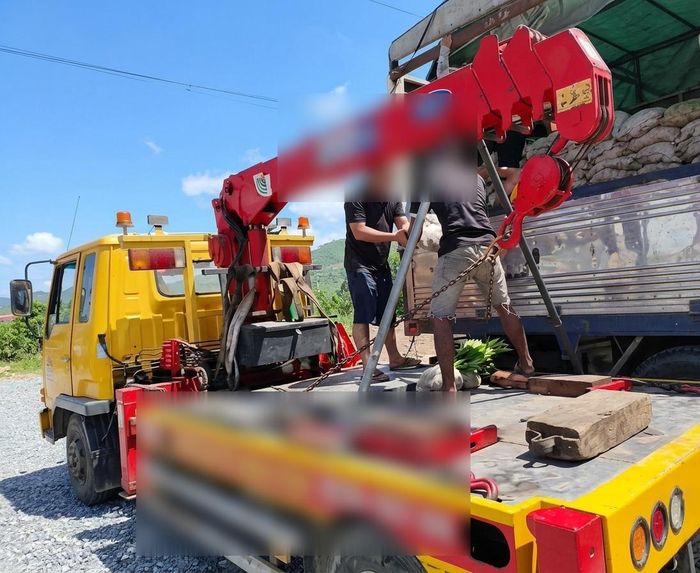 Lực lượng CSGT buộc chủ phương tiện phải hạ tải trước khi lưu thông trở lại.