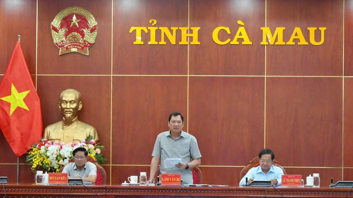 Ông Lâm Văn Bi, Phó chủ tịch UBND tỉnh Cà Mau yêu cầu các sở, ngành, địa phương chủ đầu tư cần nâng cao trách nhiệm, tăng cường phối hợp chủ động tháo gỡ khó khăn trong giải phóng mặt bằng.