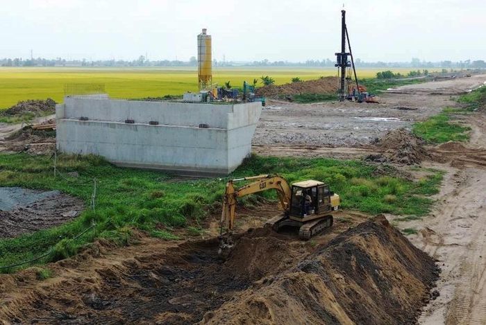 Theo nhà thầu, cát đưa đến công trình gần 10 ngày.