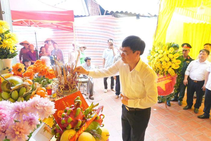 Ông Nguyễn Ngọc Phi, Bí thư Đảng ủy xã Hoàng An viếng liệt sĩ Đỗ Văn Kỳ.