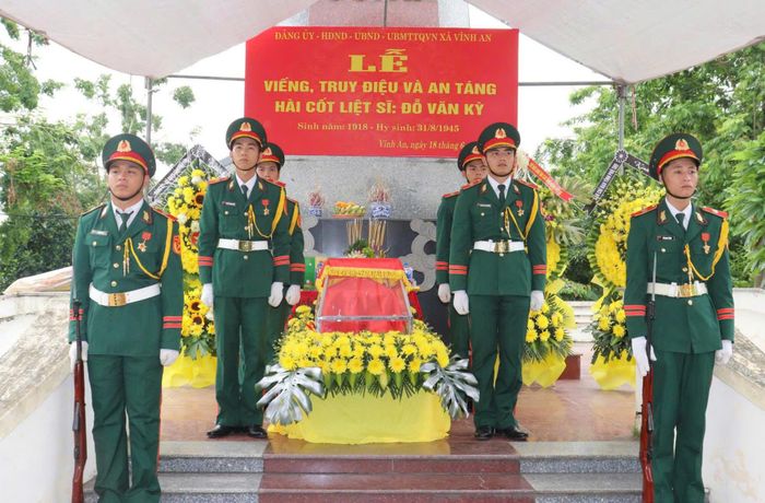 Lễ viếng, truy điệu và an táng hài cốt liệt sĩ Đỗ Văn Kỳ được diễn ra trang nghiêm tại Nghĩa trang Kim Xá, xã Vĩnh An.