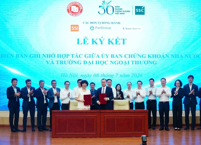 Lễ ký kết Biên bản ghi nhớ hợp tác giữa Ủy ban Chứng khoán Nhà nước và Trường Đại học Ngoại thương
