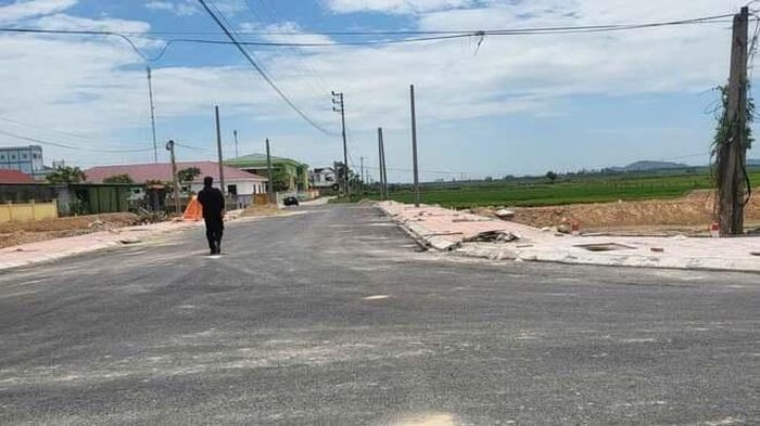  Hoạt động giao dịch, rao bán tại khu đất này cũng trở nên “trầm” hơn; không còn cảnh tượng xe cộ, người tập trung đông đúc để xem đất. 