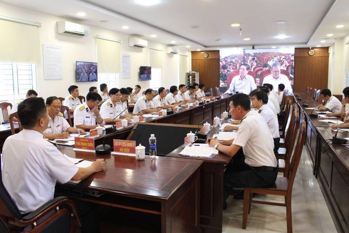 Đại biểu xem phim sơ kết.
