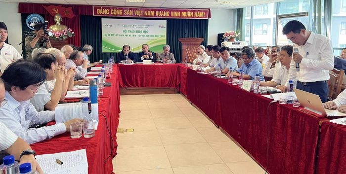 Toàn cảnh Hội thảo Khoa học "Dự án mỏ sắt Thạch Khê Hà Tĩnh - Tiếp tục hay dừng khai thác?" do Hội KTMT và Tạp chí Kinh tế Môi trường tổ chức.