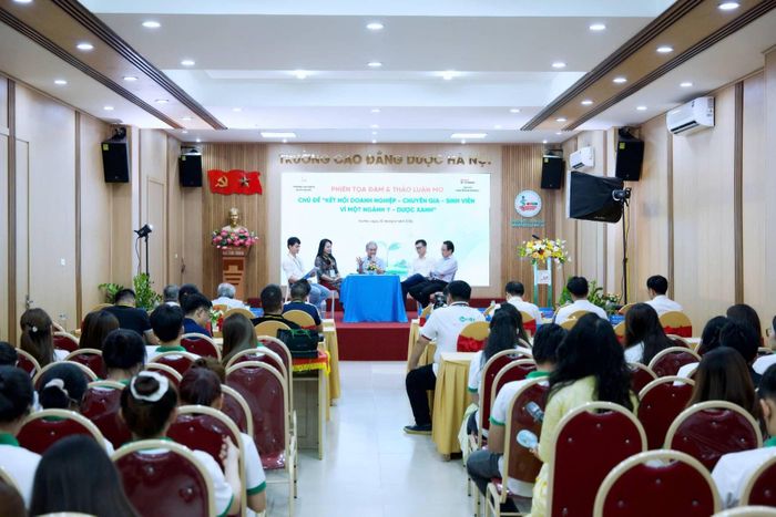  Tọa đàm “Sinh viên ngành Dược với trách nhiệm bảo vệ môi trường” do Tạp chí Kinh tế Môi trường, Chi hội Nhà báo Tạp chí và Trường Cao đẳng Dược Hà Nội tổ chức. 