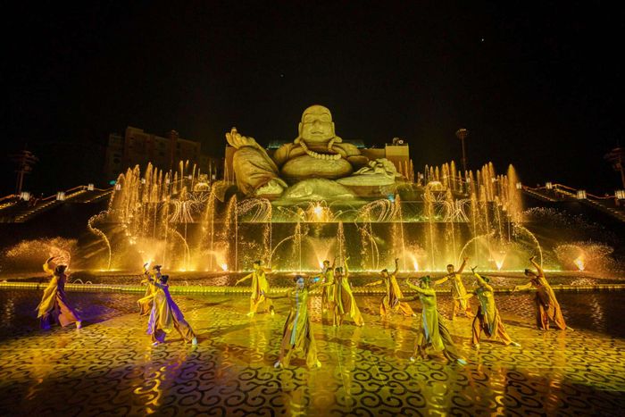 Show nhạc nước tại khu vực đại tượng Bồ Tát Di Lặc mang đến không gian huyền ảo, trang nghiêm mà an yên.
