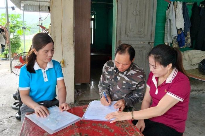 Cán bộ Hội phụ nữ đặc khu Vân Đồn phối hợp triển khai lấy ý kiến hộ gia đình về việc sắp xếp thôn, khu phố trên địa bàn: Ảnh: Thu Chung