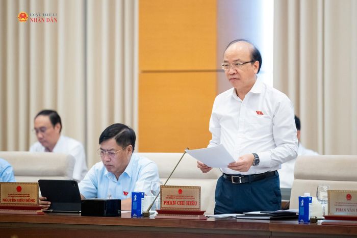 Chủ nhiệm Ủy ban Pháp luật và Tư pháp Phan Chí Hiếu trình bày báo cáo thẩm tra