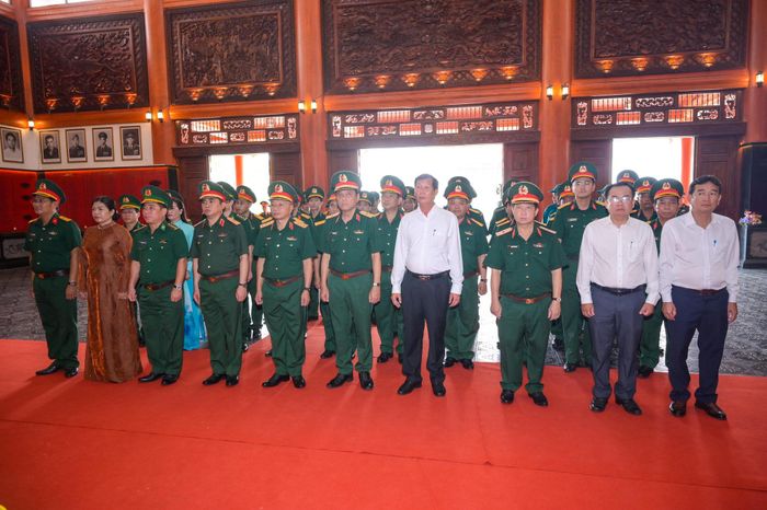 Đoàn công tác viếng Đền tưởng niệm Anh hùng liệt sĩ và Người có công tỉnh An Giang. Ảnh: Phương Vũ