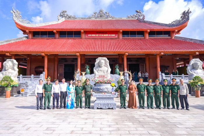 Đoàn công tác Bộ Quốc phòng do Thượng tướng Lê Quang Minh, Phó Chủ nhiệm Tổng cục Chính trị Quân đội nhân dân Việt Nam làm trưởng đoàn chụp ảnh lưu niệm tại Đền tưởng niệm Anh hùng liệt sĩ và Người có công tỉnh An Giang. Ảnh: Phương Vũ