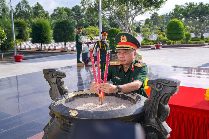 Thượng tướng Lê Quang Minh, Phó Chủ nhiệm Tổng cục Chính trị Quân đội nhân dân Việt Nam dâng hương tại nghĩa trang liệt sĩ tỉnh An Giang. Ảnh: Phương Vũ