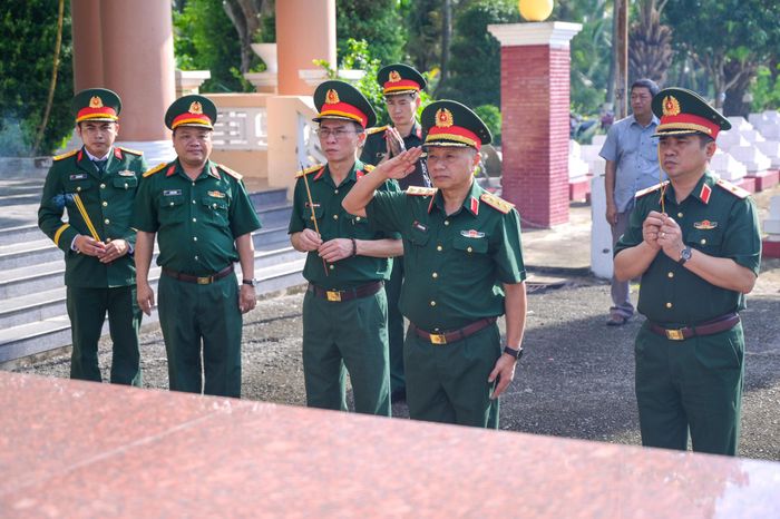 Thượng tướng Lê Quang Minh, Phó Chủ nhiệm Tổng cục Chính trị Quân đội nhân dân Việt Nam dâng hương các phần mộ tập thể tại Nghĩa trang liệt sĩ tỉnh An Giang. Ảnh: Phương Vũ