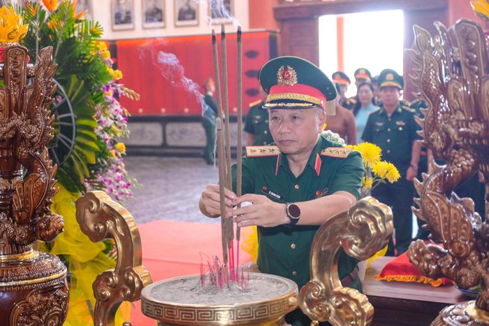 Thượng tướng Lê Quang Minh, Phó Chủ nhiệm Tổng cục Chính trị Quân đội nhân dân Việt Nam thắp hương tại Đền tưởng niệm Anh hùng liệt sĩ và Người có công tỉnh An Giang. Ảnh: Phương Vũ