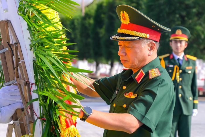 Thượng tướng Lê Quang Minh, Phó Chủ nhiệm Tổng cục Chính trị Quân đội nhân dân Việt Nam chỉnh hoa. Ảnh: Phương Vũ