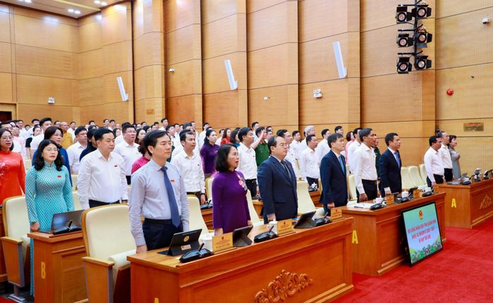 Các đại biểu thực hiện nghi thức chào cờ khai mạc kỳ họp