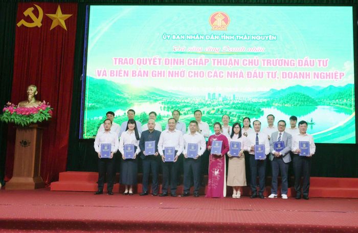 Lãnh đạo tỉnh Thái Nguyên trao Biên bản ghi nhớ hợp tác đầu tư cho các doanh nghiệp. Ảnh: PV