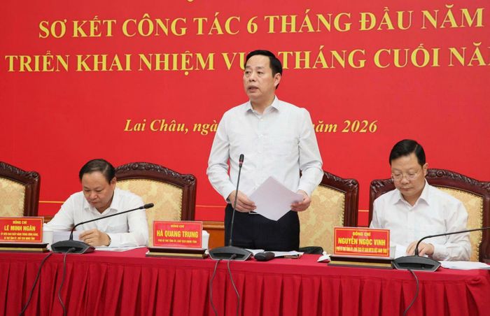 Phó Bí thư Tỉnh ủy, Chủ tịch UBND tỉnh Hà Quang Trung điều hành nội dung thảo luận tại Hội nghị. Ảnh: Đinh Lan