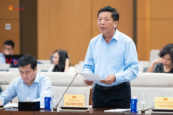 Bộ trưởng Bộ Xây dựng Trần Hồng Minh trình bày tóm tắt Tờ trình dự án Luật sửa đổi, bổ sung một số điều của Luật Kiến trúc