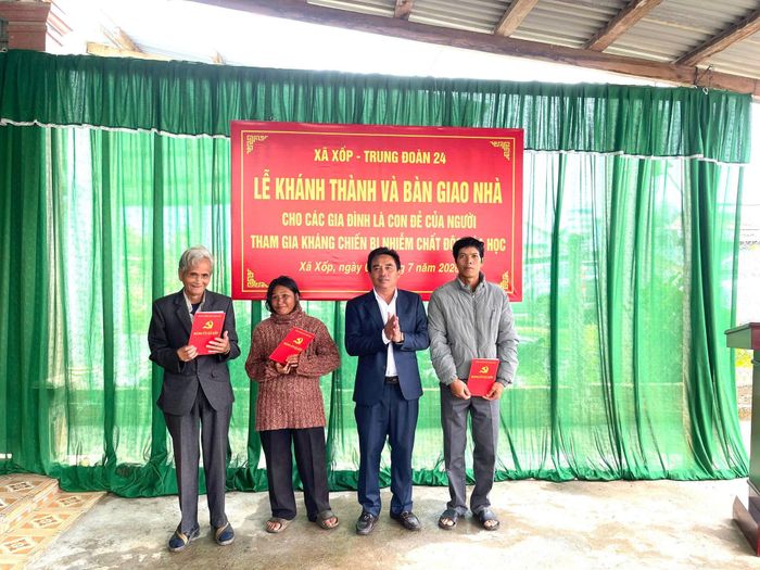 Lãnh đạo chính quyền địa phương trao nhà cho các gia đình. Ảnh: Hữu Huy