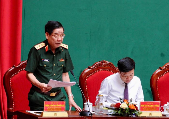 Thứ trưởng Bộ Quốc phòng Nguyễn Văn Gấu điều hành phiên thảo luận thứ hai.